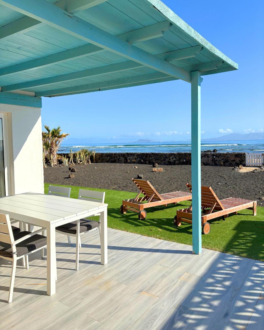 Beachfront - La Casa Del Mar Villa *